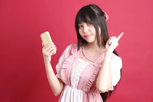 Das Asiatische Mädchen Mit Dem Niedlichen Japanischen Kostüm Steht Auf — Stockfoto