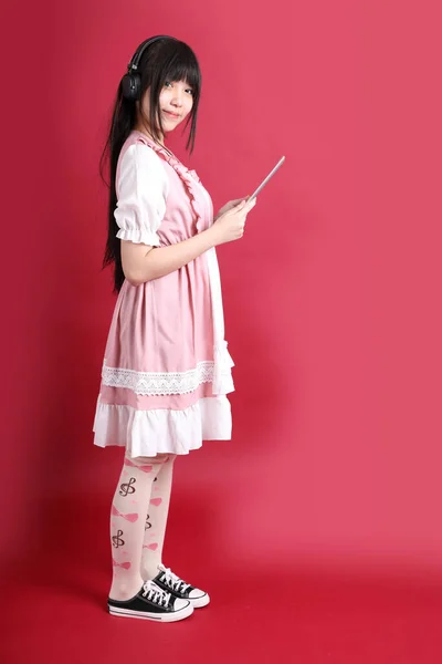 Menina Asiática Adolescente Com Traje Japonês Bonito Fundo Vermelho — Fotografia de Stock