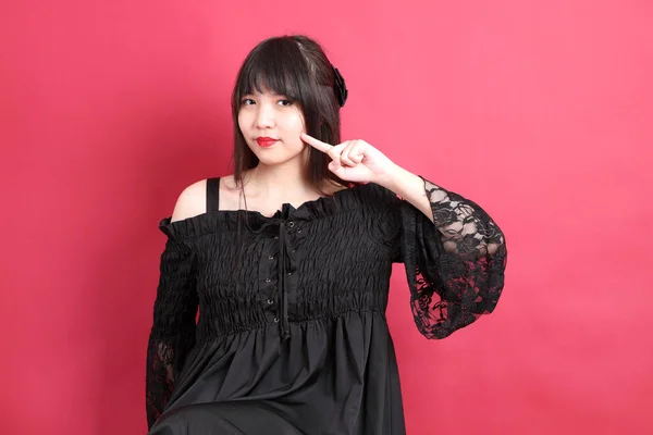 Kırmızı Arka Planda Duran Şirin Gotik Elbiseli Asyalı Genç Kız — Stok fotoğraf