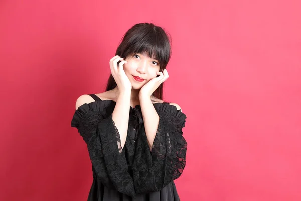 Menina Asiática Adolescente Com Bonito Gótico Vestido Fundo Vermelho — Fotografia de Stock