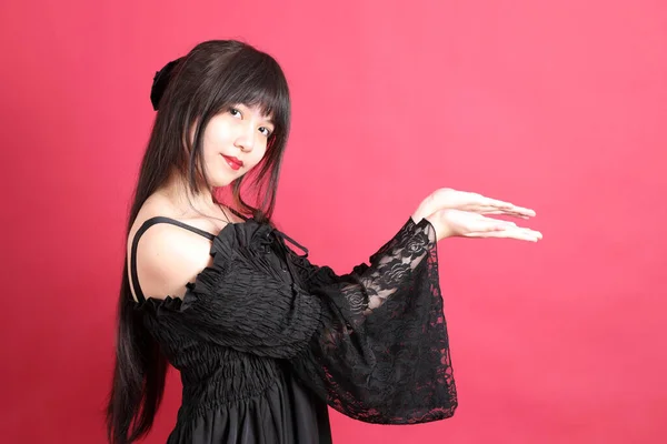 Tiener Aziatische Meisje Met Schattig Gothic Gekleed Staan Rode Achtergrond — Stockfoto