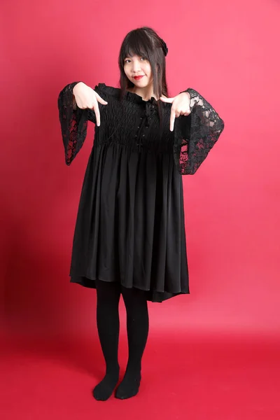 Dospívající Asijské Dívka Roztomilý Gotický Oblečený Stojící Červeném Pozadí — Stock fotografie