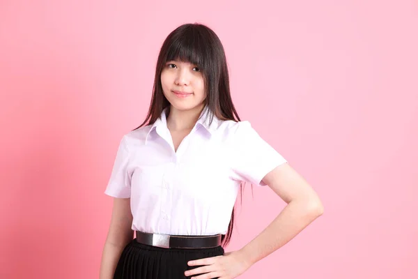 Das Asiatische Mädchen Mit Uniform Steht Auf Dem Rosa Hintergrund — Stockfoto