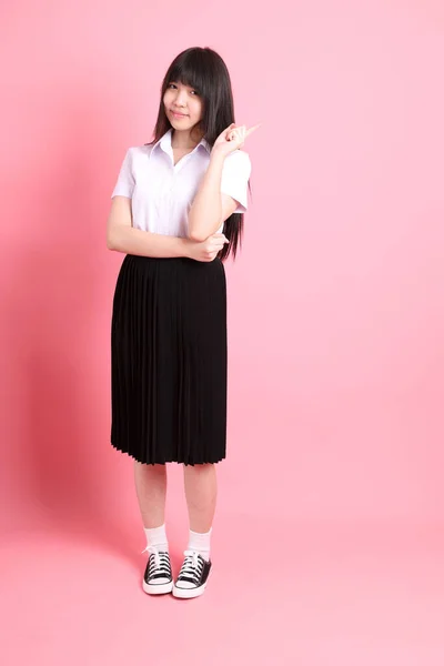 Adolescente Ragazza Asiatica Con Uniforme Universitaria Piedi Sullo Sfondo Rosa — Foto Stock