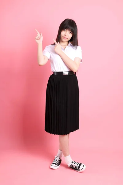 Das Asiatische Mädchen Mit Uniform Steht Auf Dem Rosa Hintergrund — Stockfoto