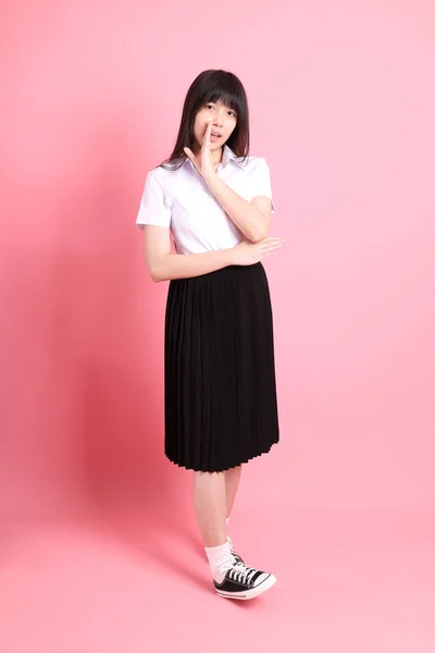Dospívající Asijské Dívka Univerzitní Uniformou Stojící Růžovém Pozadí — Stock fotografie