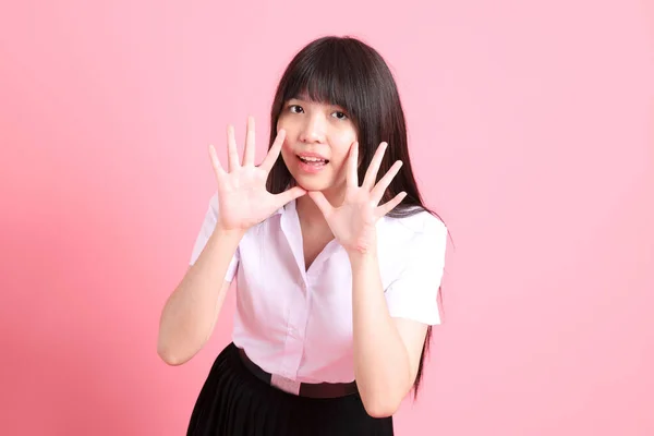 Adolescente Ragazza Asiatica Con Uniforme Universitaria Piedi Sullo Sfondo Rosa — Foto Stock
