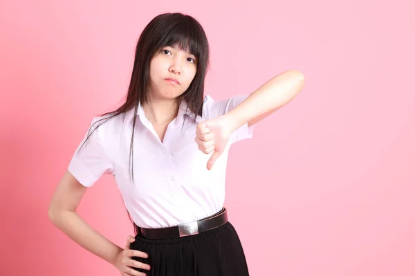 Tiener Aziatische Meisje Met Universiteit Uniform Staan Roze Achtergrond — Stockfoto