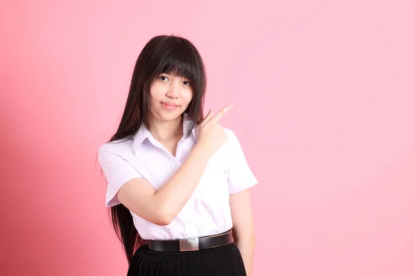 Adolescente Ragazza Asiatica Con Uniforme Universitaria Piedi Sullo Sfondo Rosa — Foto Stock