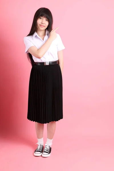 Adolescente Ragazza Asiatica Con Uniforme Universitaria Piedi Sullo Sfondo Rosa — Foto Stock