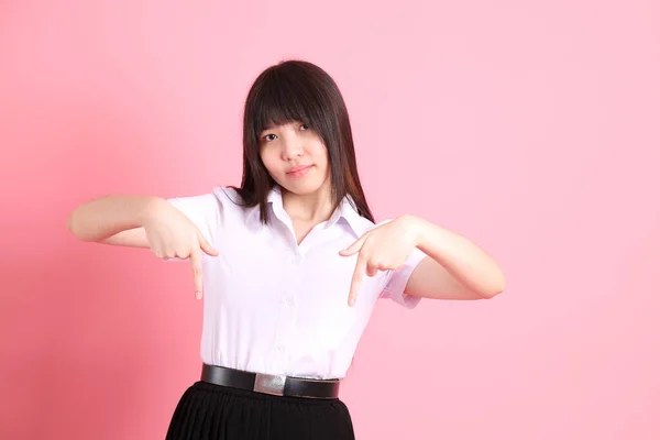 Das Asiatische Mädchen Mit Uniform Steht Auf Dem Rosa Hintergrund — Stockfoto