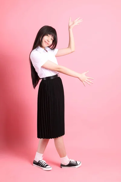 Menina Asiática Adolescente Com Uniforme Universitário Fundo Rosa — Fotografia de Stock