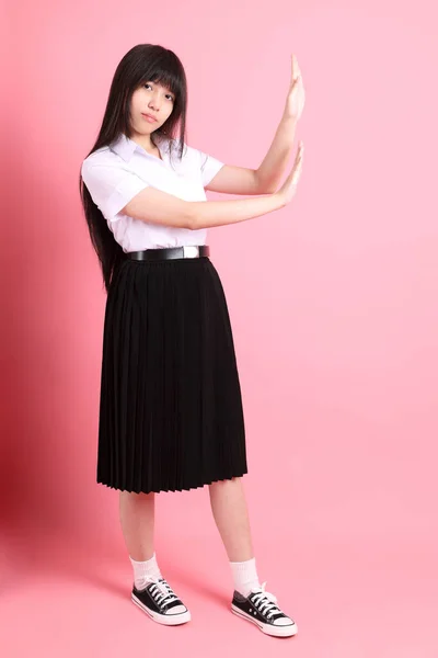 Tini Ázsiai Lány Egyetemi Egyenruha Áll Rózsaszín Háttér — Stock Fotó