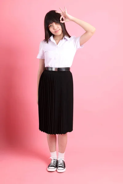 Έφηβη Ασιάτισσα Την Πανεπιστημιακή Στολή Στέκεται Στο Ροζ Φόντο — Φωτογραφία Αρχείου