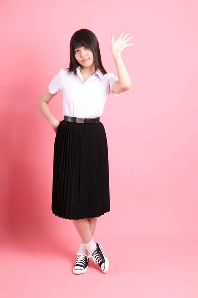 Tini Ázsiai Lány Egyetemi Egyenruha Áll Rózsaszín Háttér — Stock Fotó