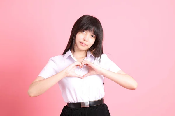 Adolescente Ragazza Asiatica Con Uniforme Universitaria Piedi Sullo Sfondo Rosa — Foto Stock