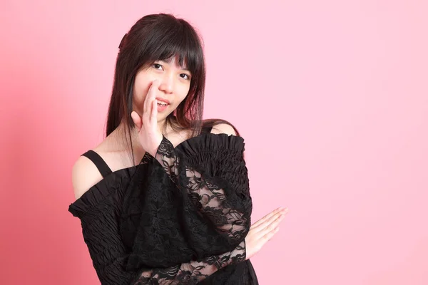 Schattige Jonge Aziatische Meisje Met Gothic Gekleed Staan Roze Achtergrond — Stockfoto