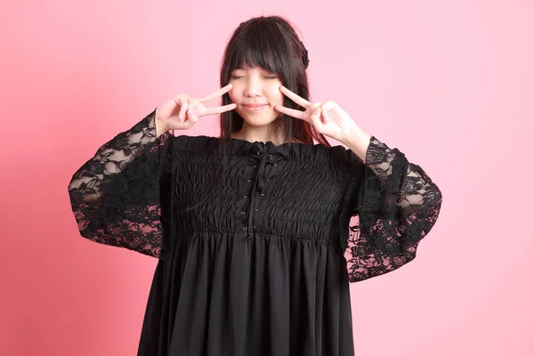 Schattige Jonge Aziatische Meisje Met Gothic Gekleed Staan Roze Achtergrond — Stockfoto