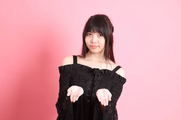 Das Süße Junge Asiatische Mädchen Gothic Kleid Steht Auf Dem — Stockfoto