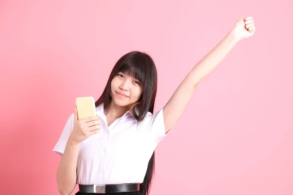 Tiener Aziatische Meisje Met Universiteit Uniform Staan Roze Achtergrond — Stockfoto