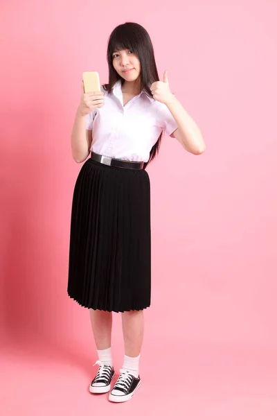 Chica Asiática Adolescente Con Uniforme Universitario Pie Sobre Fondo Rosa — Foto de Stock