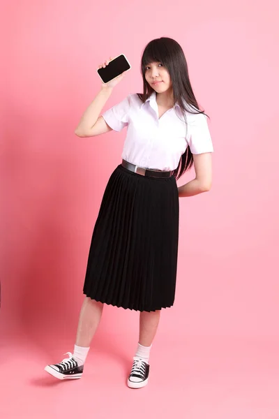 Das Asiatische Mädchen Mit Uniform Steht Auf Dem Rosa Hintergrund — Stockfoto