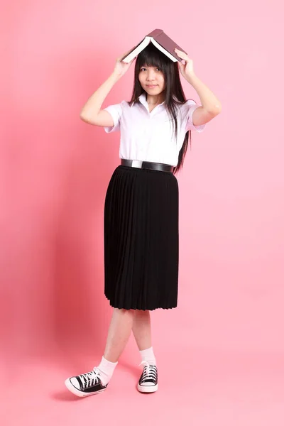 Den Tonåring Asiatisk Flicka Med Universitet Uniform Stående Den Rosa — Stockfoto