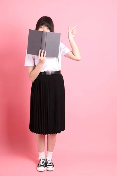 Dospívající Asijské Dívka Univerzitní Uniformou Stojící Růžovém Pozadí — Stock fotografie