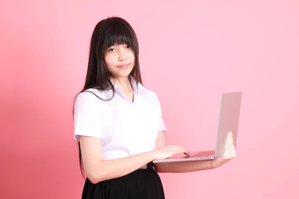 Menina Asiática Adolescente Com Uniforme Universitário Fundo Rosa — Fotografia de Stock