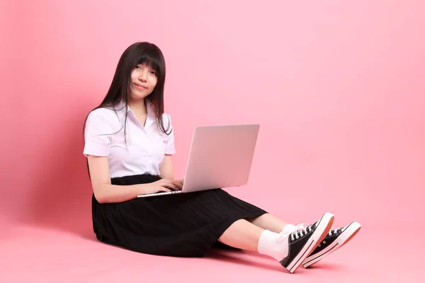 Menina Asiática Adolescente Com Uniforme Universitário Sentado Fundo Rosa — Fotografia de Stock
