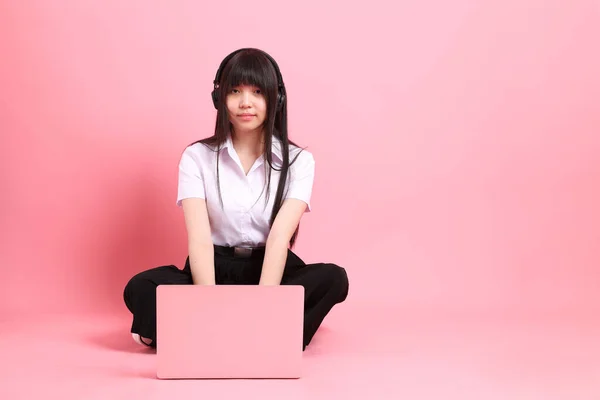 Menina Asiática Adolescente Com Uniforme Universitário Sentado Fundo Rosa — Fotografia de Stock