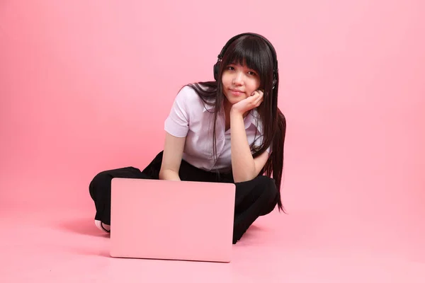 Adolescente Ragazza Asiatica Con Uniforme Universitaria Seduta Sullo Sfondo Rosa — Foto Stock