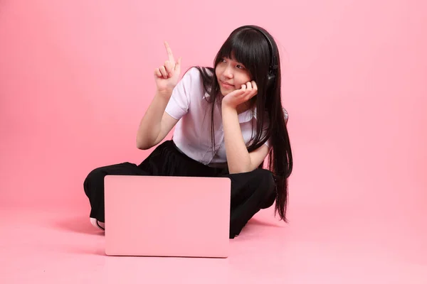 Tiener Aziatische Meisje Met Universiteit Uniform Zitten Roze Achtergrond — Stockfoto