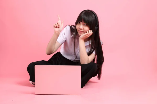 Tiener Aziatische Meisje Met Universiteit Uniform Zitten Roze Achtergrond — Stockfoto