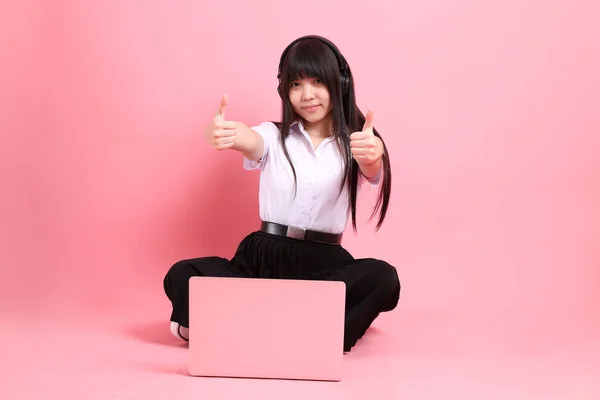 Das Asiatische Mädchen Uniform Sitzt Auf Dem Rosa Hintergrund — Stockfoto