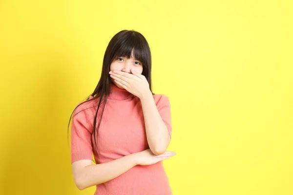 Tiener Aziatische Meisje Met Casual Gekleed Staan Gele Achtergrond — Stockfoto