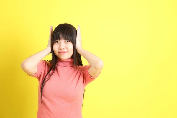 Menina Asiática Adolescente Com Casual Vestido Fundo Amarelo — Fotografia de Stock