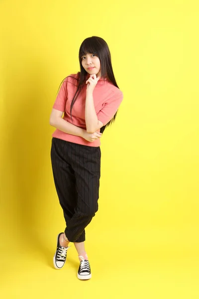 Dospívající Asijské Dívka Ležérní Oblečený Stojící Žlutém Pozadí — Stock fotografie