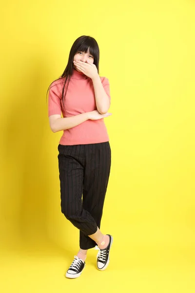 Підліток Азіатка Випадковим Одягом Жовтому Фоні — стокове фото