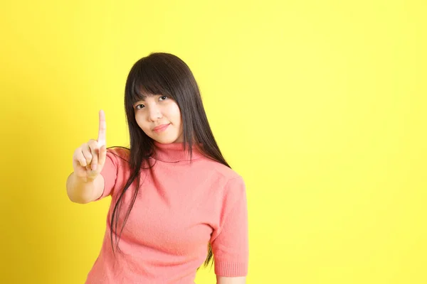 Menina Asiática Adolescente Com Casual Vestido Fundo Amarelo — Fotografia de Stock