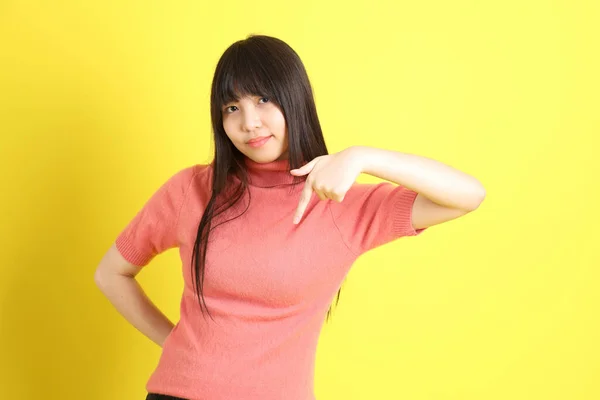 Menina Asiática Adolescente Com Casual Vestido Fundo Amarelo — Fotografia de Stock