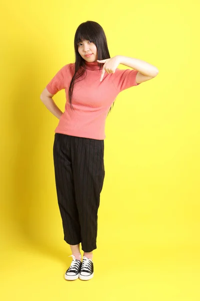 Adolescente Asiática Chica Con Casual Vestida Pie Sobre Fondo Amarillo — Foto de Stock