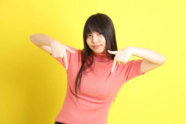 Adolescente Ragazza Asiatica Con Casual Vestito Piedi Sullo Sfondo Giallo — Foto Stock