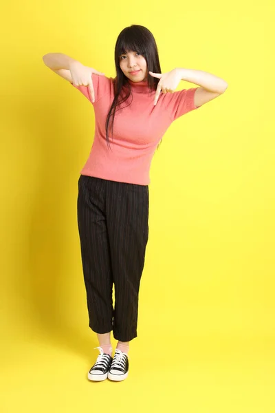 Adolescente Asiática Chica Con Casual Vestida Pie Sobre Fondo Amarillo — Foto de Stock