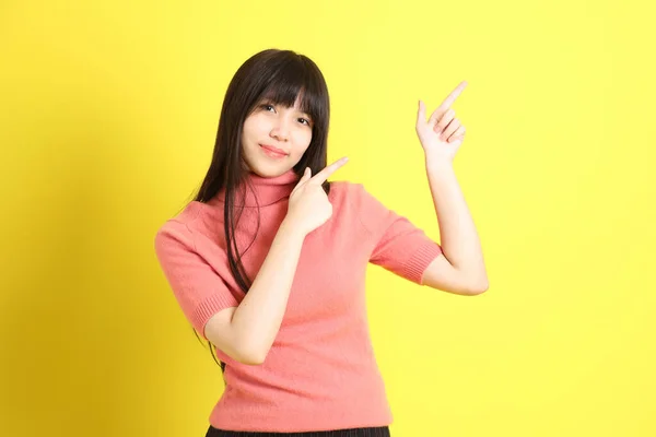 Sarı Arka Planda Sıradan Giyinmiş Asyalı Genç Kız — Stok fotoğraf