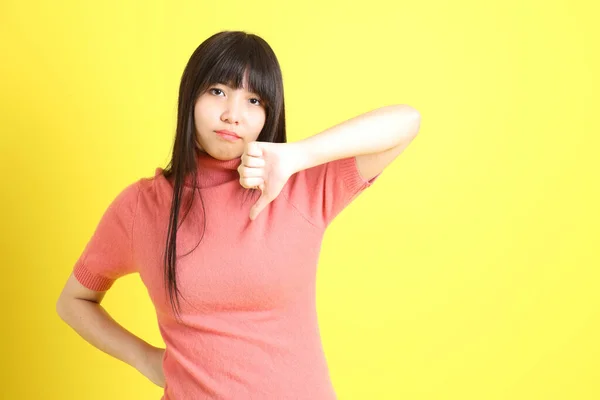 Menina Asiática Adolescente Com Casual Vestido Fundo Amarelo — Fotografia de Stock