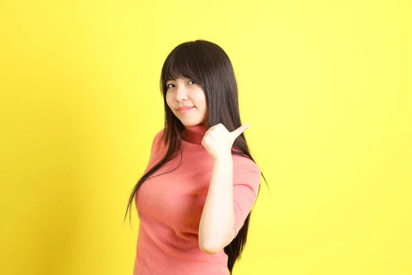 Das Asiatische Teenie Mädchen Lässiger Kleidung Steht Auf Gelbem Hintergrund — Stockfoto