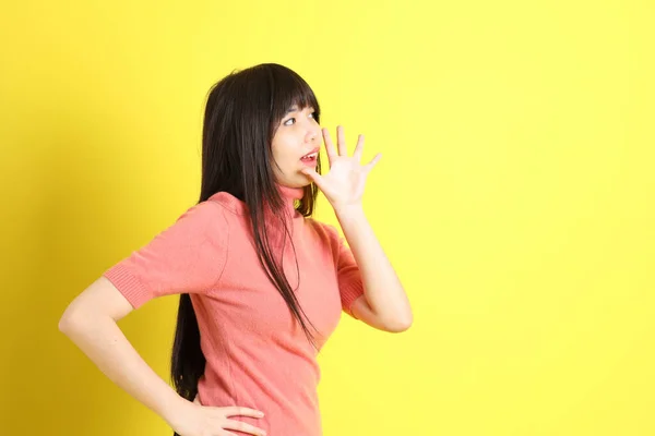 Tiener Aziatische Meisje Met Casual Gekleed Staan Gele Achtergrond — Stockfoto