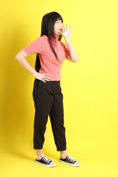 Dospívající Asijské Dívka Ležérní Oblečený Stojící Žlutém Pozadí — Stock fotografie