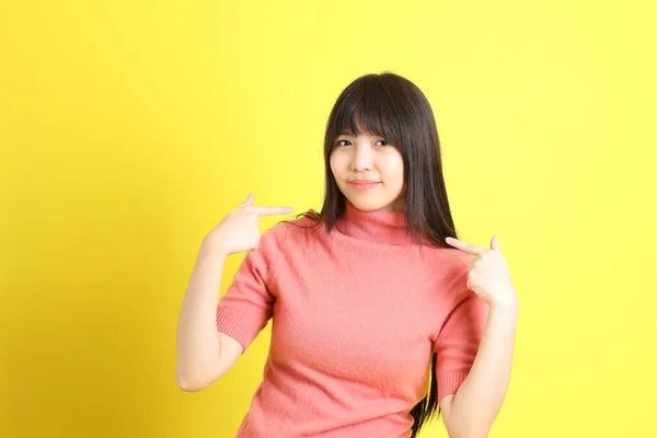 Έφηβη Ασιάτισσα Καθημερινό Ντύσιμο Που Στέκεται Στο Κίτρινο Φόντο — Φωτογραφία Αρχείου